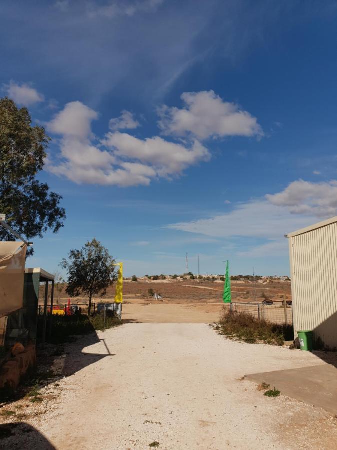 Fossickers Den Dugout Accommodation White Cliffs Bagian luar foto