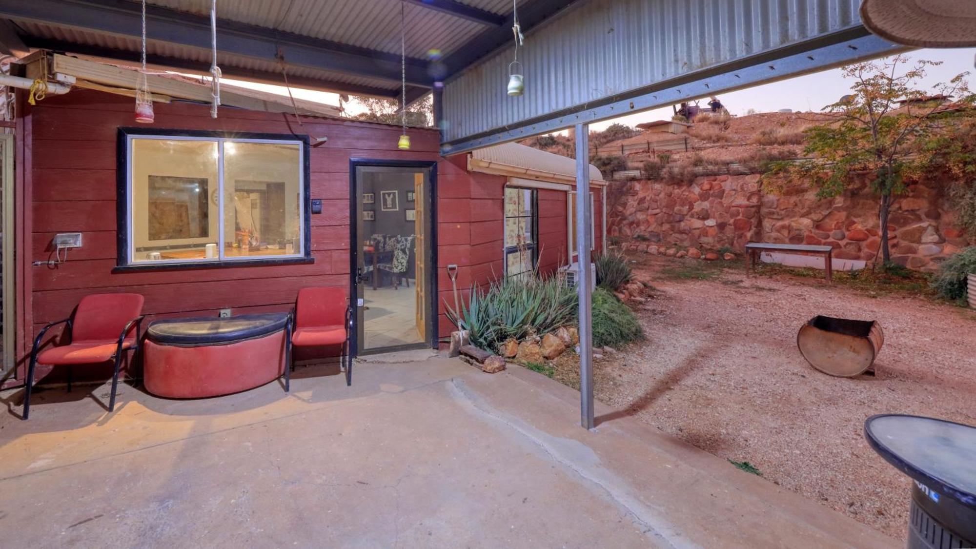 Fossickers Den Dugout Accommodation White Cliffs Bagian luar foto