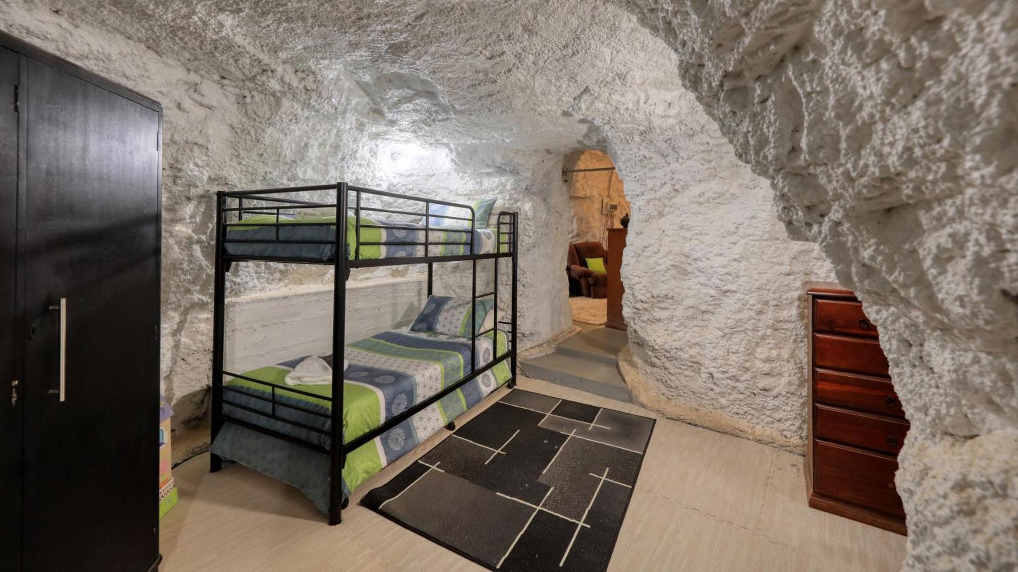 Fossickers Den Dugout Accommodation White Cliffs Bagian luar foto