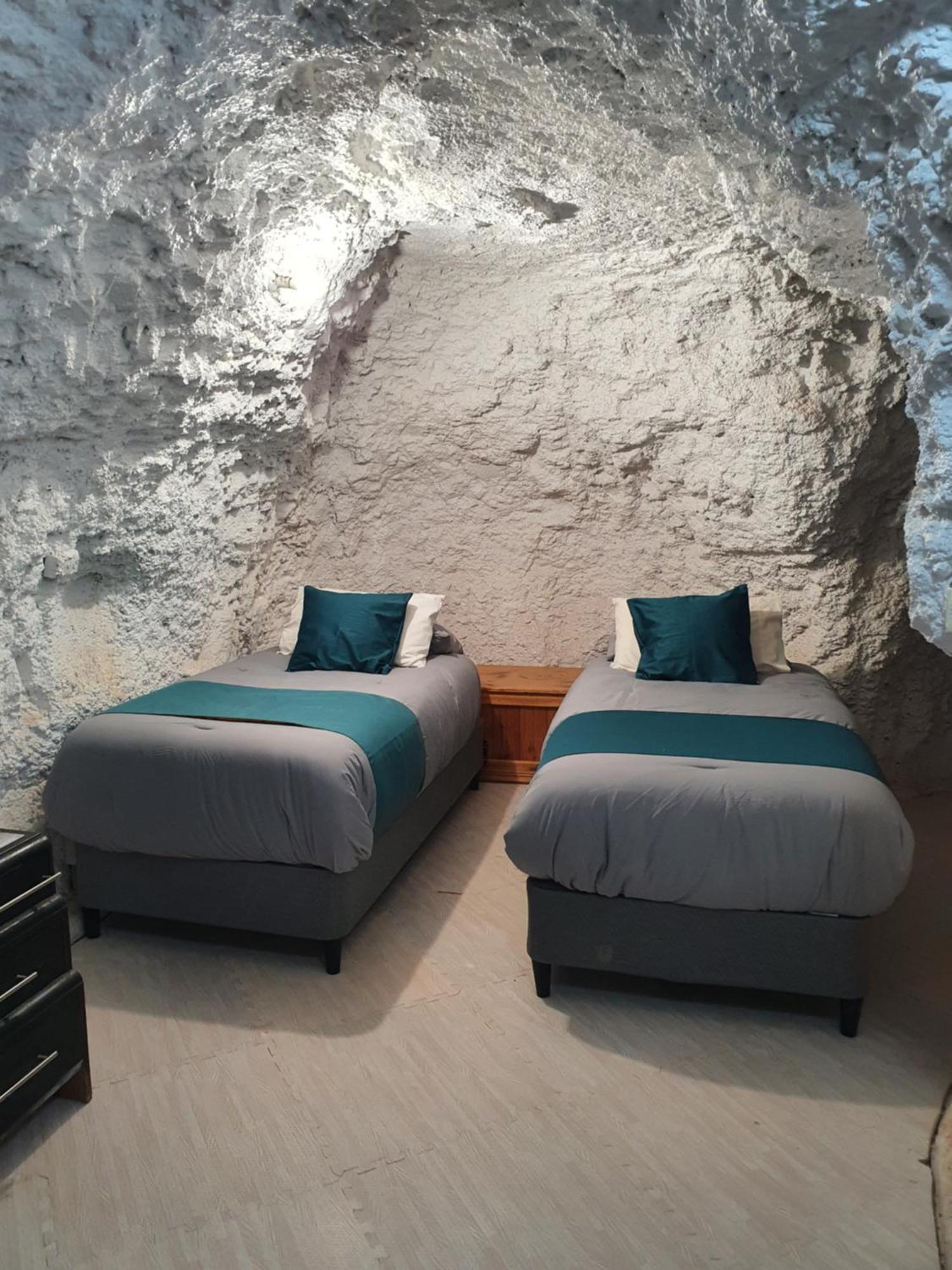Fossickers Den Dugout Accommodation White Cliffs Bagian luar foto