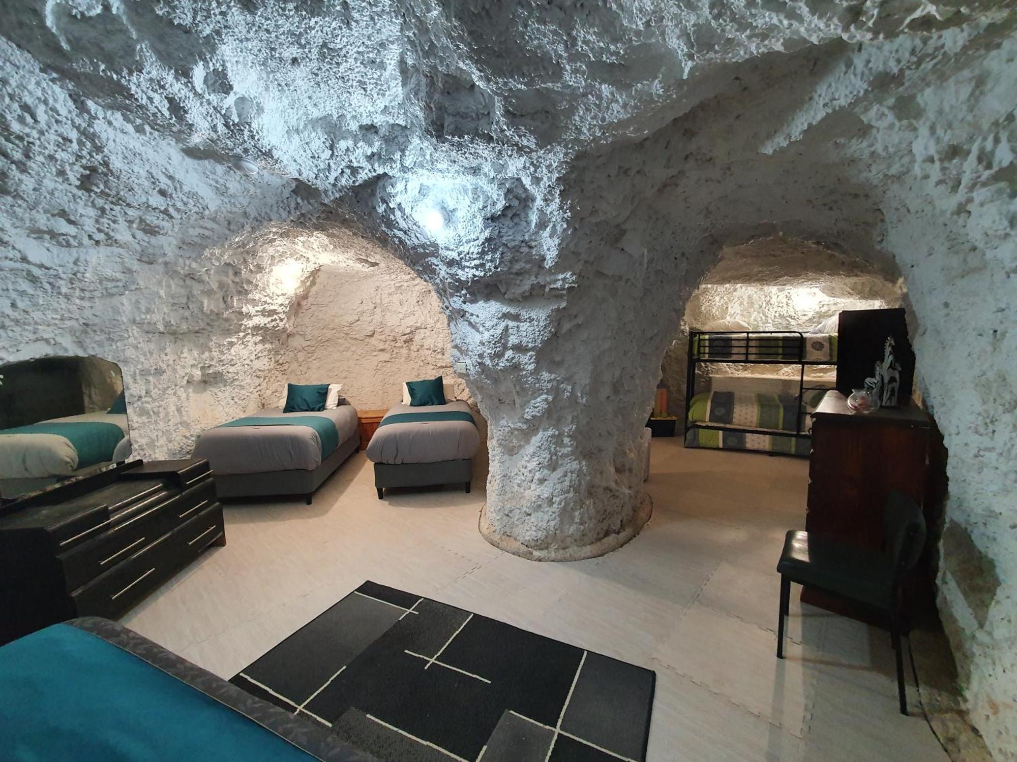 Fossickers Den Dugout Accommodation White Cliffs Bagian luar foto