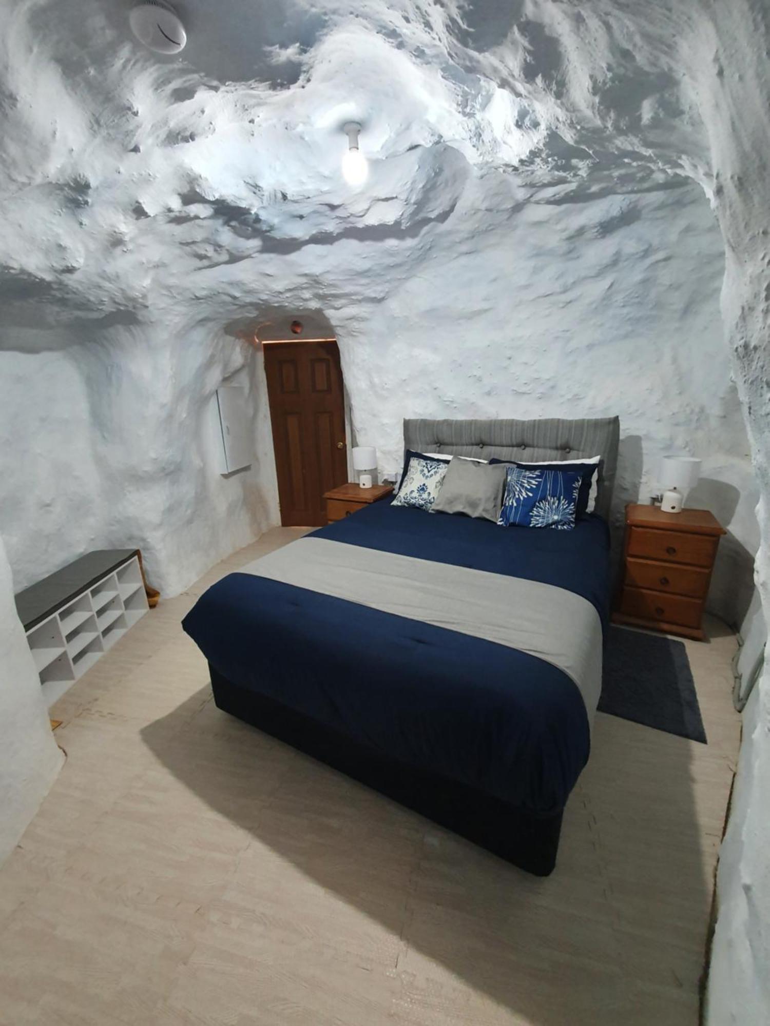 Fossickers Den Dugout Accommodation White Cliffs Bagian luar foto